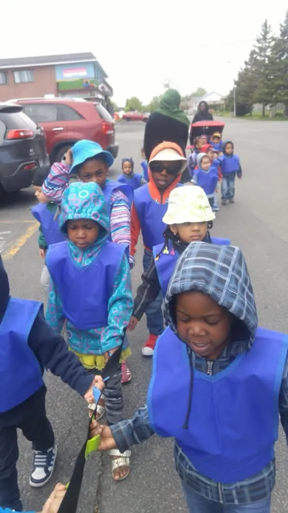 Les enfants de la garderie en sortie dans le quartier avec leurs éducatrices